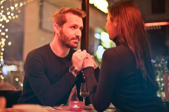 Detailed explanation of the process for the first date and tips for initiating conversation