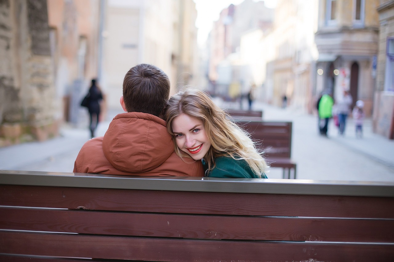 The secret of a successful chat date: Make the woman fall in love with you at first sight.