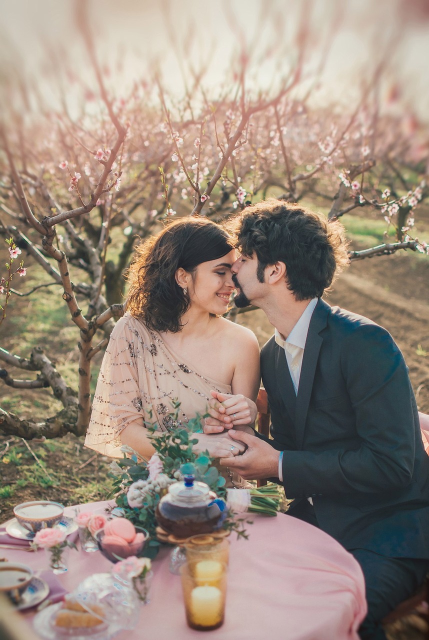 Dining etiquette for dates: How should men and women sit to enhance their attractiveness?